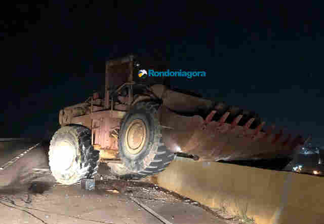 Trator perde freio e por pouco não cai da ponte do Rio Madeira; motorista se jogou