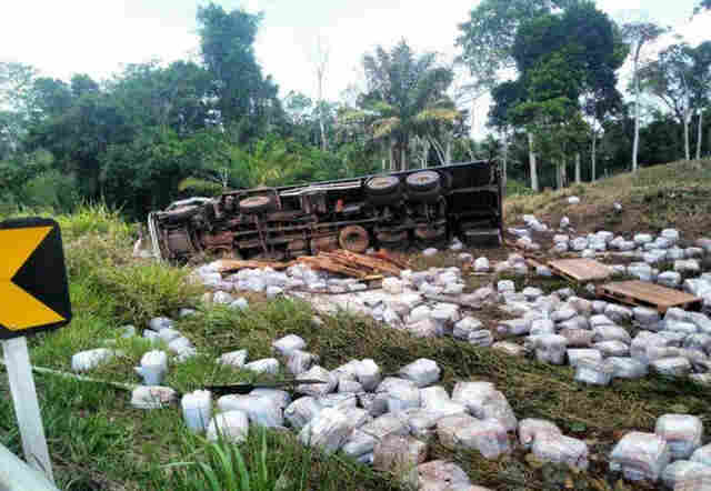 Caminhoneiro morre em capotamento na BR-435