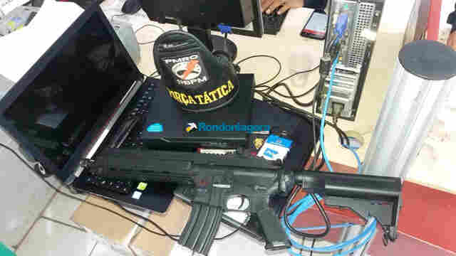 Dupla suspeita de vários assaltos com violência é presa com metralhadora de airsoft