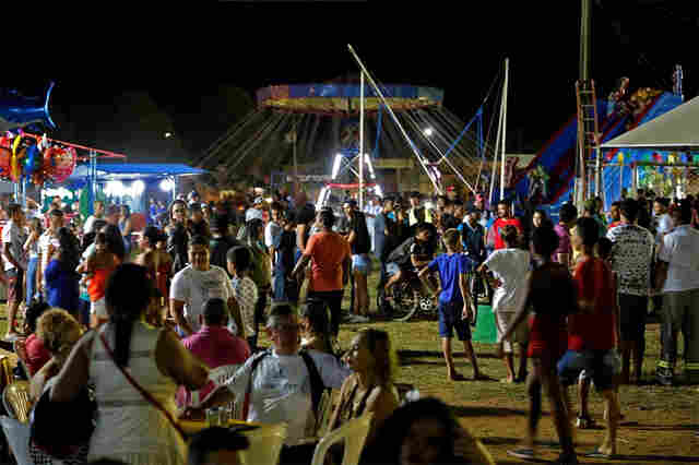 Arraial Flor do Candeias prossegue até domingo, com música ao vivo, quadrilhas e bois-bumbás