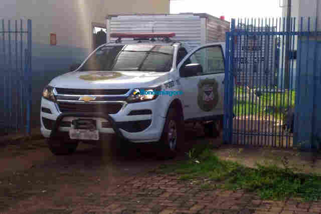 Populares encontram homem morto com faca cravada nas costas