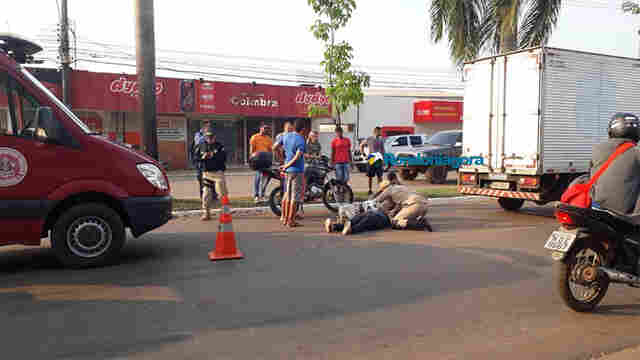 Motociclista não consegue frear e colide na traseira de caminhão