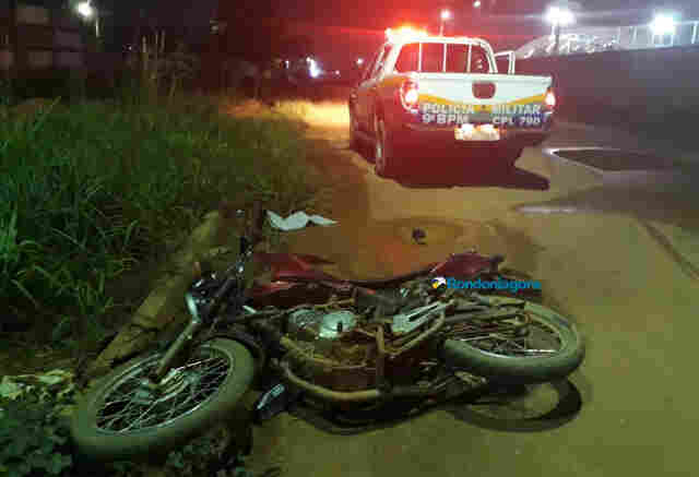 Colisão entre carro e moto deixa casal lesionado na Zona Sul