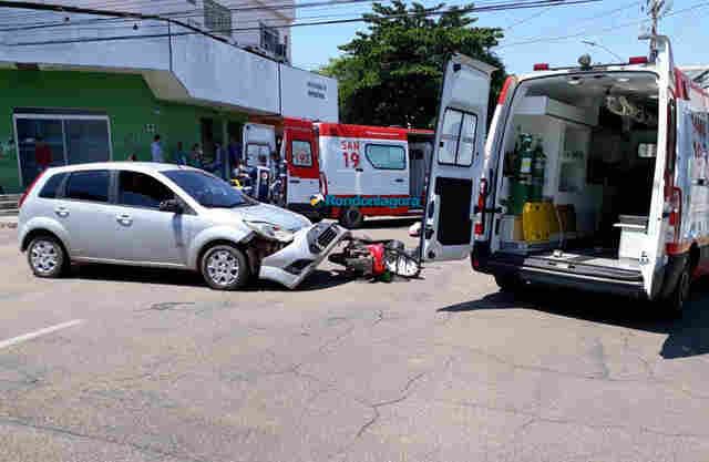 Carro avança preferencial, colide em moto e deixa duas mulheres feridas