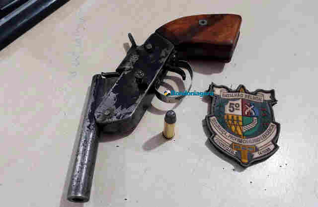 Rapaz é preso após tentar assaltar adolescente com arma caseira