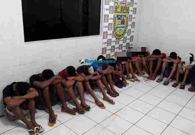 Treze adultos e adolescentes são detidos usando e vendendo drogas atrás de escola