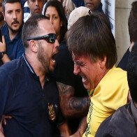 Vídeo: Bolsonaro é esfaqueado em Minas Gerais