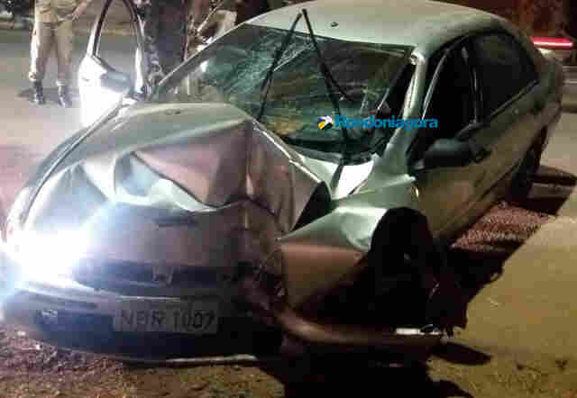 Motorista colide em poste e deixa mulher em estado grave no carro