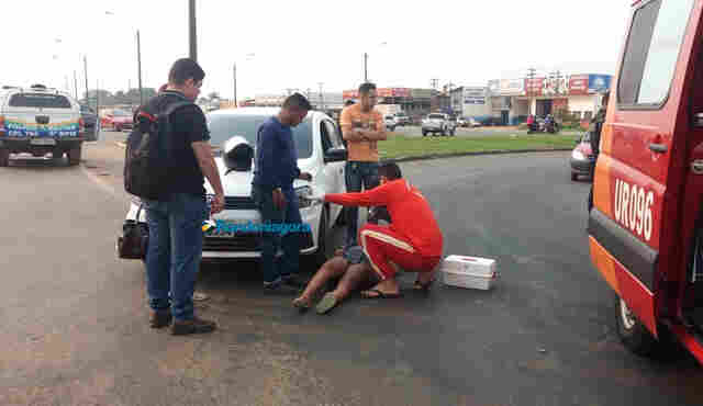 Grávida de 7 meses fica ferida após bater moto na lateral de carro na BR-364, na Capital