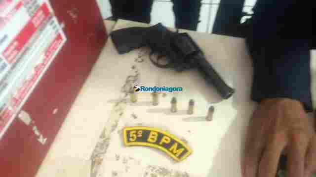 Dupla suspeita de assaltos é presa com revólver e moto roubada