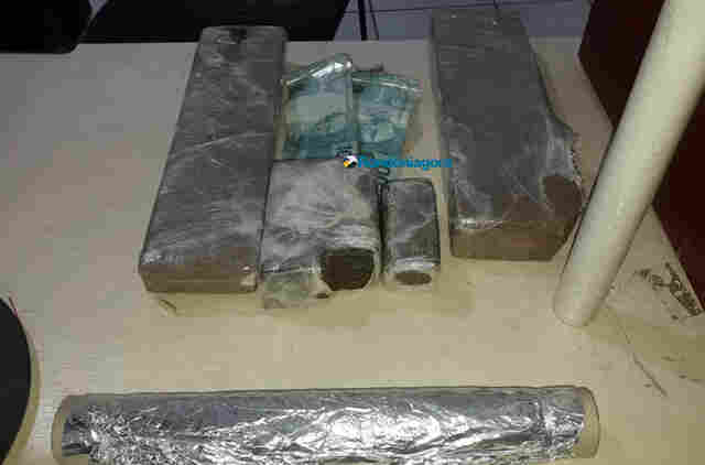 Monitorado por tornozeleira e mulheres são presos com quase três quilos de maconha na Zona Leste