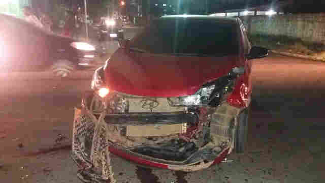 Motorista avança preferencial, colide em moto e deixa dois feridos na Capital