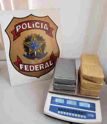 Mulher é presa com mais de cinco quilos de cocaína em ônibus na BR-364