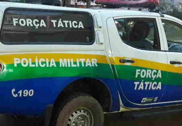 Com ajuda de amiga, mulher descobre traição e agride amante do marido com golpes de capacete