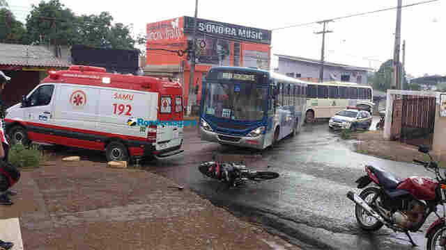 Motociclista fica ferida após colisão com ônibus coletivo na Capital