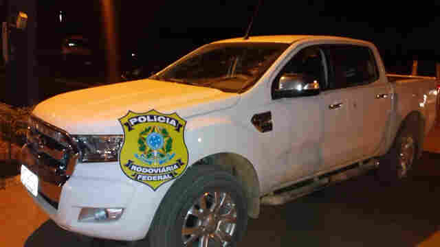 Bandidos roubam caminhonete, trocam tiros com a PRF e fogem deixando idoso de 71 anos amarrado