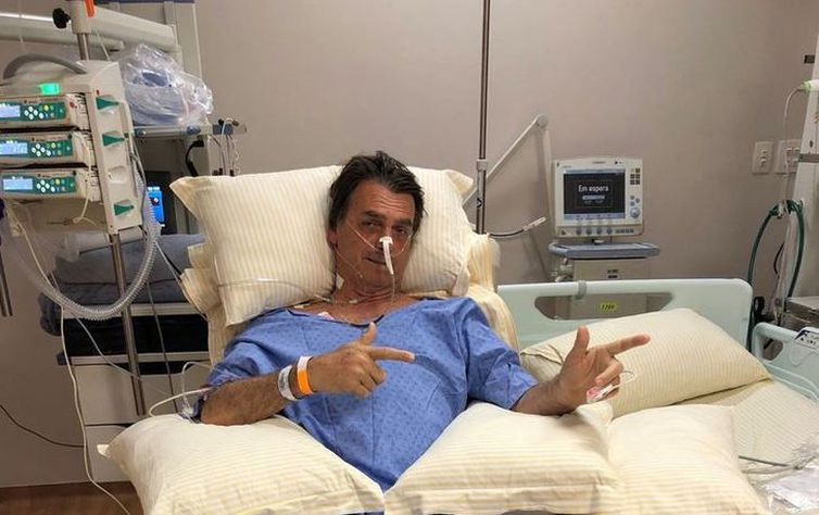 Após nova cirurgia, filho diz que Bolsonaro teve "noite delicada", mas passa bem