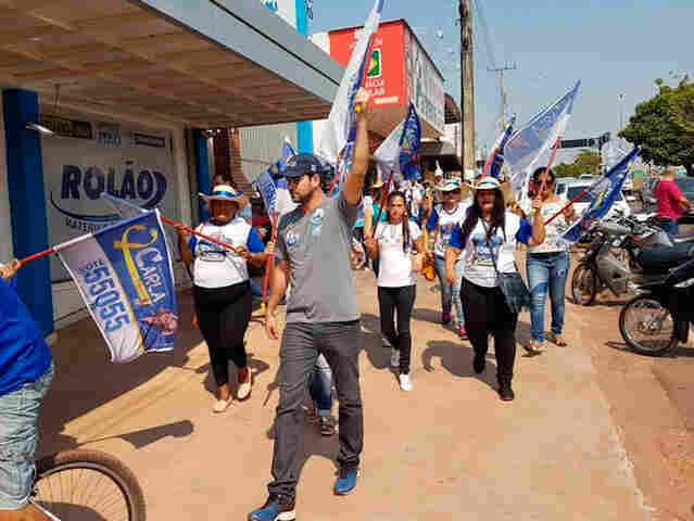Carla do Trento realiza caminhada pelo centro comercial de Rolim de Moura