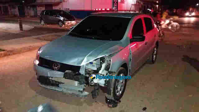 Motorista avança preferencial e bate em motociclista que fica com fratura na perna