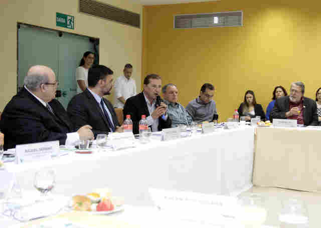 “Precisamos melhorar o ensino básico”, afirma Hildon Chaves em reunião sobre a educação