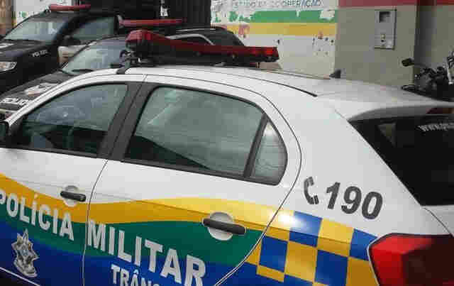 Homem é preso ao tentar matar esposa com facada no pescoço