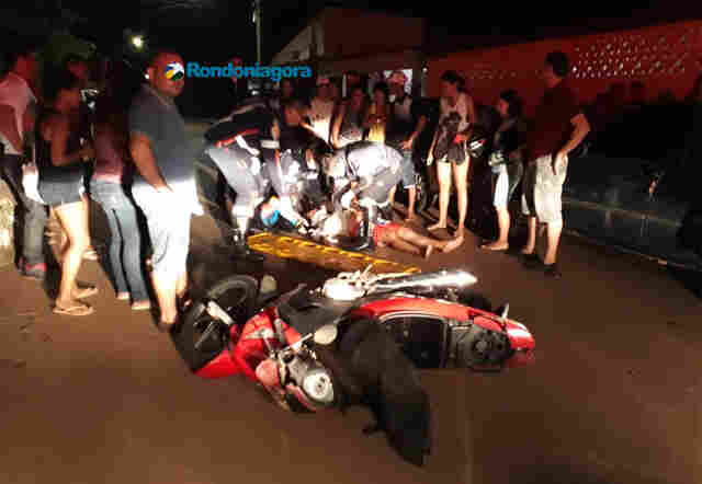 Motociclista embriagado bate em carros estacionados e sofre fratura exposta