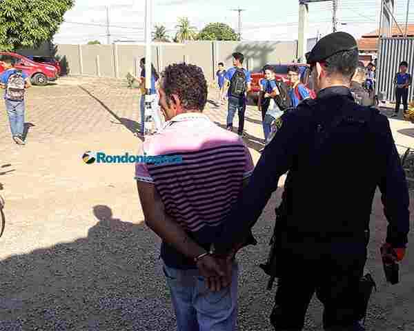 Homem entra armado em escola para roubar e é dominado por estudante