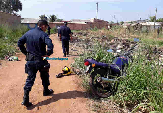 Bandidos roubam celular e fogem abandonando moto após perceberem viatura da PM