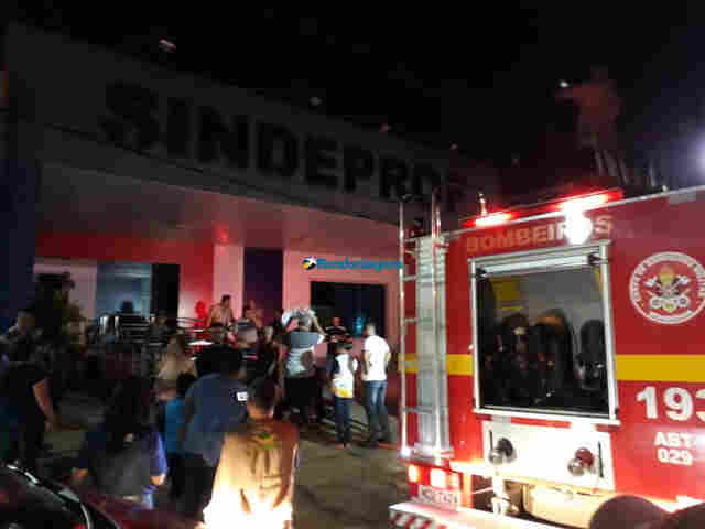 Incêndio no prédio do Sindeprof em Porto Velho; fotos