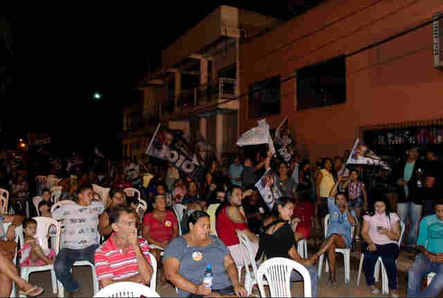 Garçon reúne centenas de pessoas durante reunião política em Candeias