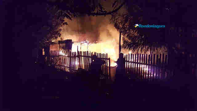 Homem incendeia a própria casa e foge