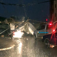 Temporal derruba poste de alta tensão e deixa feridos em tenda em Ji-Paraná