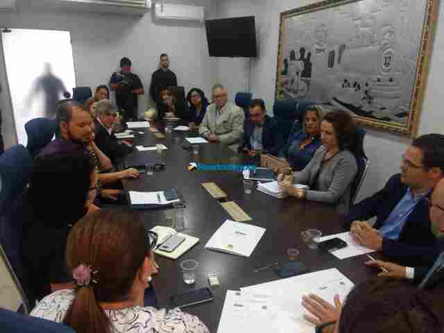 Transporte escolar: Prefeitura quer autorização da Câmara para comprar ônibus e voadeiras