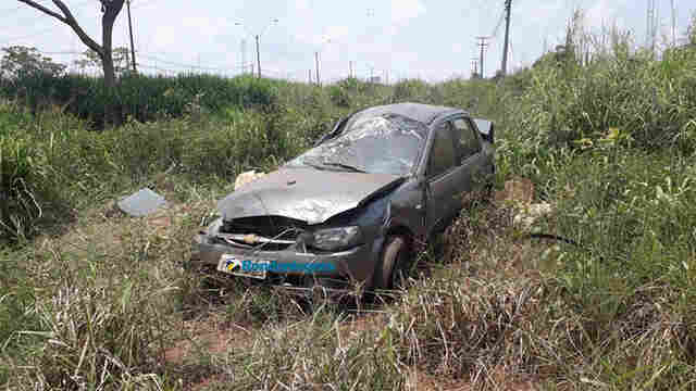 Motorista embriagado capota carro na BR-364 em Porto Velho