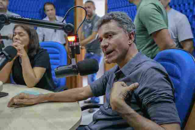 Expedito Junior anuncia mutirão com rede privada para tirar pacientes do chão