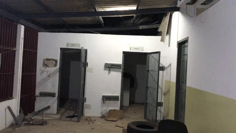 Populares invadem delegacia no Acre, retiram preso suspeito de 3 mortes e o matam com foice e pauladas