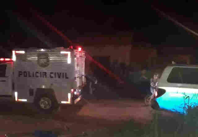 Dupla invade residência e mata adolescente na frente da esposa