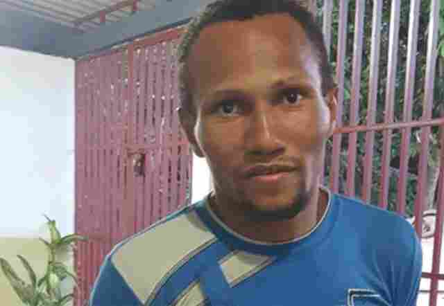 Populares invadem delegacia no Acre, retiram preso suspeito de 3 mortes e o matam com foice e pauladas