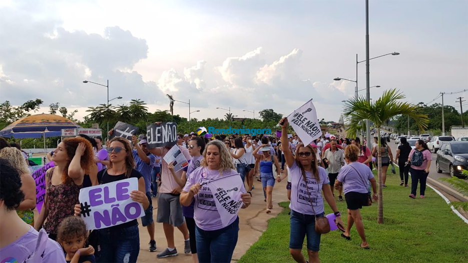 Grupos contra e a favor de Bolsonaro protestam no Espaço Alternativo