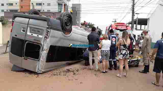 Van capota ao ser atingida por carro de passeio no centro de Porto Velho