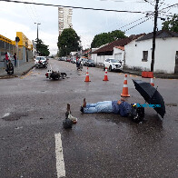 Motorista de aplicativo avança preferencial e atinge motociclista
