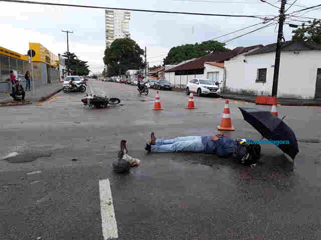 Motorista de aplicativo avança preferencial e atinge motociclista