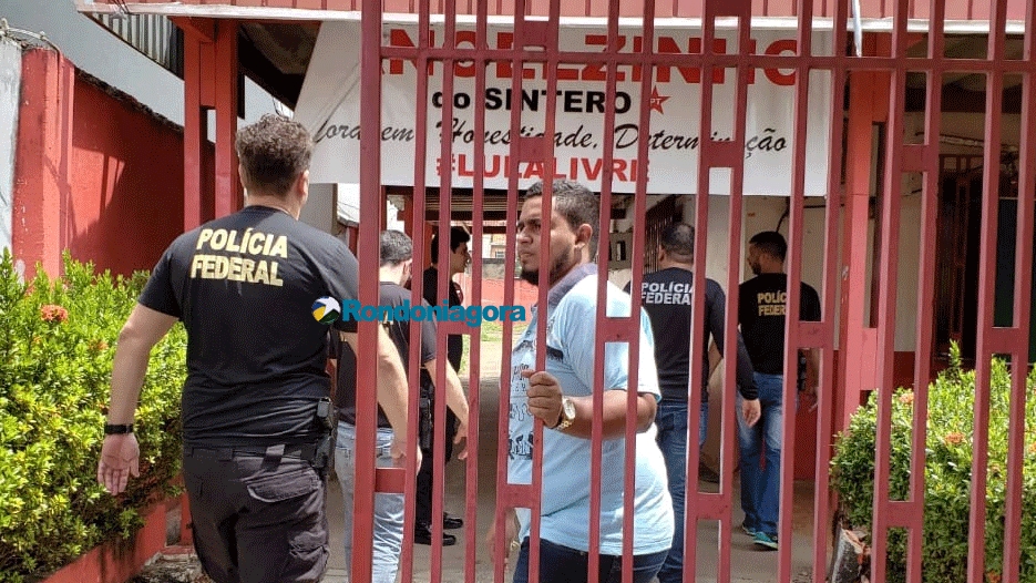 Fotos e vídeo: PF e Justiça Eleitoral fazem buscas nas sedes do PT e PSOL