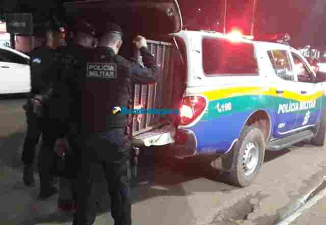 Homem não aceita o fim do casamento, incendeia móveis e tenta matar a ex com uma pá