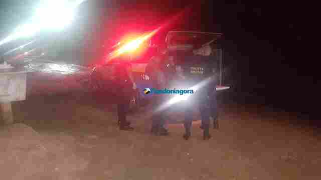 Homem embriagado esfaqueia funcionário de bar e ainda ataca policiais