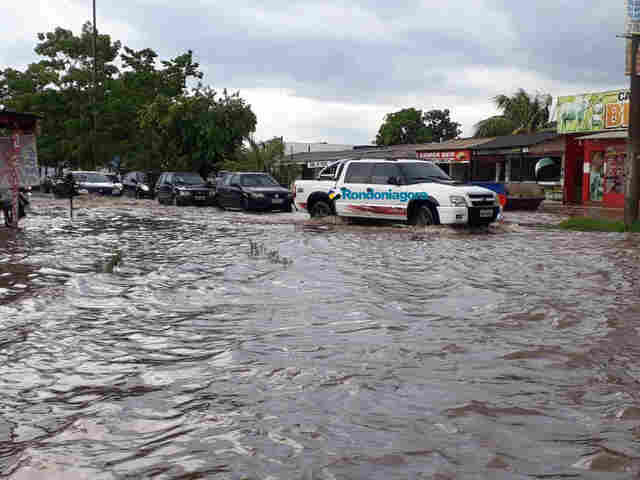 Vídeo e fotos: Chuva rápida e intensa causa alagações na Capital
