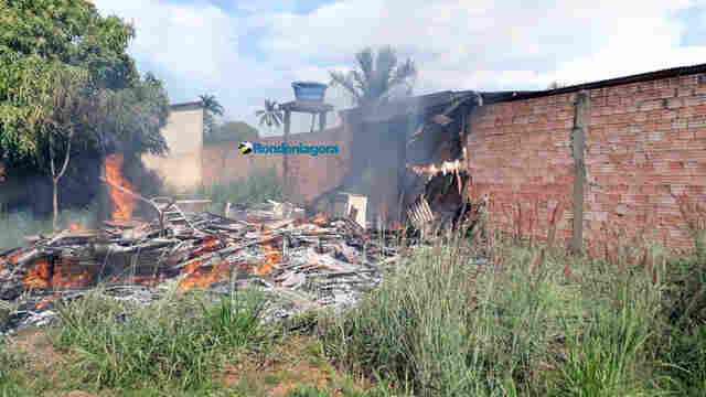Incêndio criminoso destrói casa na zona leste da Capital