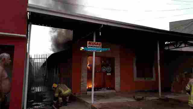Vídeo: Vila de apartamentos é destruída pelo fogo na Capital