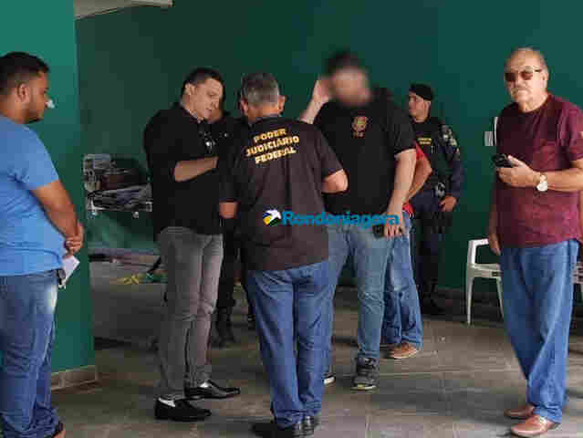 Fotos e vídeo: PF, PM e TRE fazem buscas em comitês e recolhem material de campanha de Acir