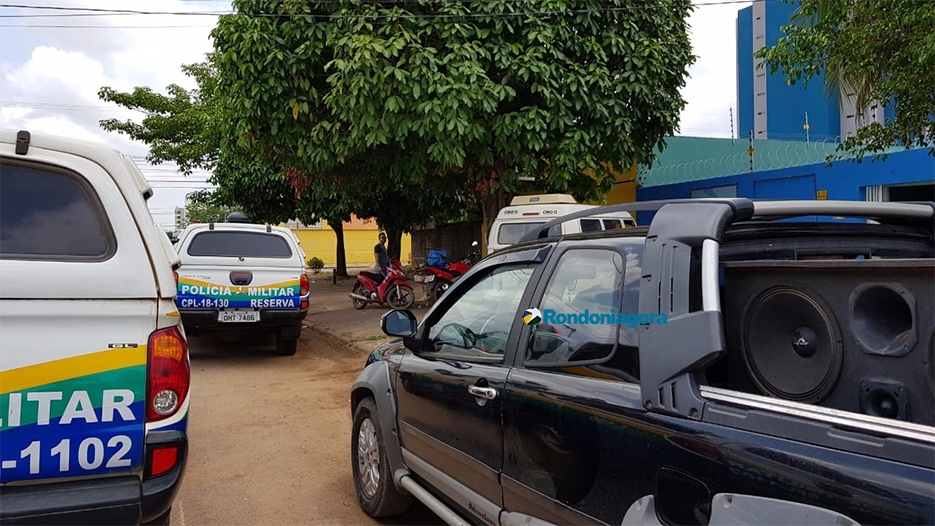Fotos e v&iacute;deo: PF, PM e TRE fazem buscas em comit&ecirc;s e recolhem material de campanha de Acir